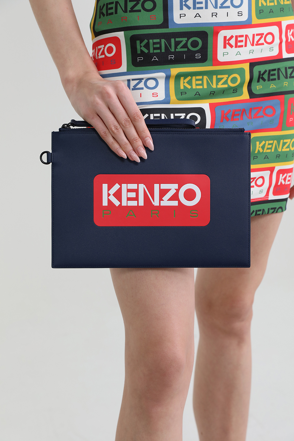 תמונת כל הלוק של תיק קלא'ץ גרפי גדול מעור